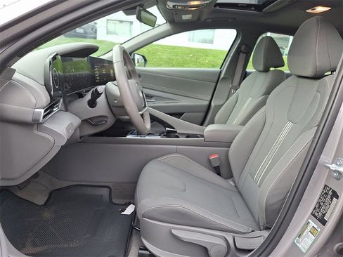 Used 2025 Hyundai Elantra SEL image 14