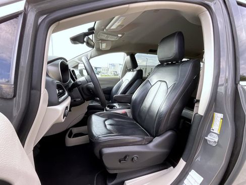 Used 2022 Chrysler Pacifica Touring-L FWD image 11