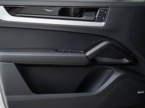New 2026 Porsche Cayenne Coupe AWD/4WD image 6