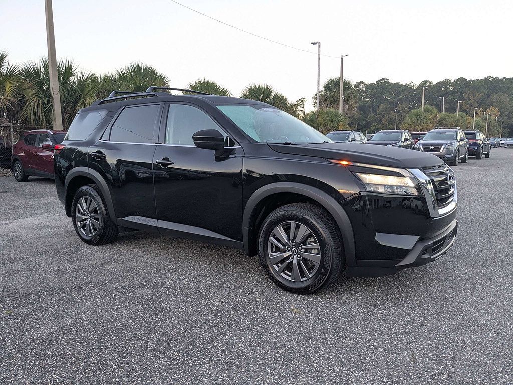 Used 2025 Nissan Pathfinder SV FWD image 3