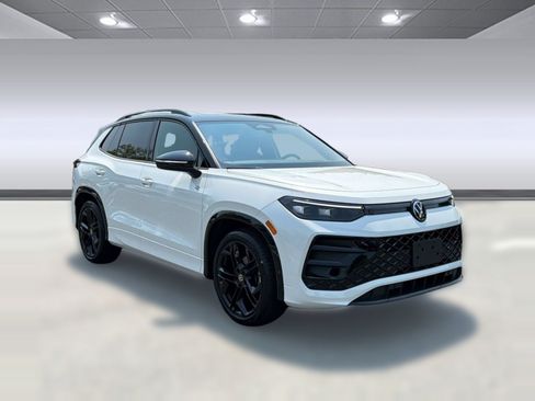 Used 2025 Volkswagen Tiguan SE R-Line FWD image 7