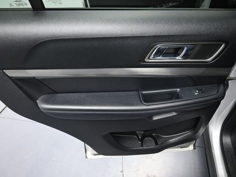 Used 2018 Ford Explorer XLT w/ Equipment Group 202A AWD/4WD image 25