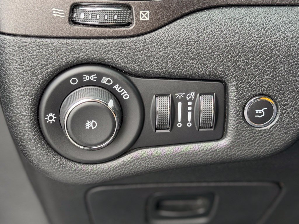 Used 2020 Jeep Cherokee Trailhawk AWD/4WD image 19