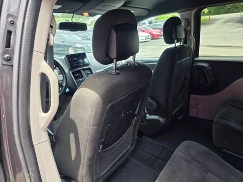 Used 2016 Dodge Grand Caravan SE FWD image 17