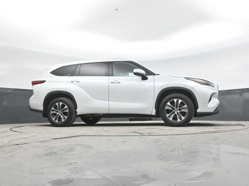 Used 2022 Toyota Highlander XLE AWD/4WD image 29