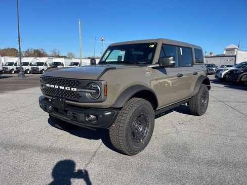 New 2025 Ford Bronco Badlands image 2