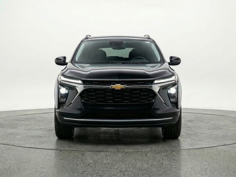 Used 2025 Chevrolet Trax LT w/ LT Convenience Package image 2