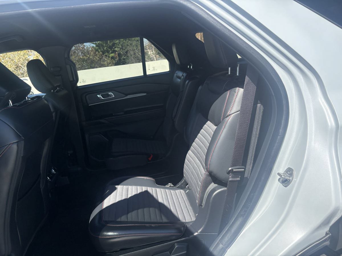 Used 2026 Ford Explorer ST-Line w/ ST-Line Street Pack RWD image 33