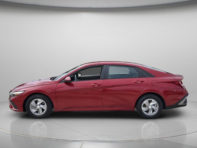 Used 2024 Hyundai Elantra SE FWD image 3