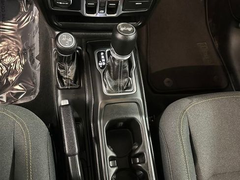 Used 2025 Jeep Wrangler Unlimited Sahara image 17