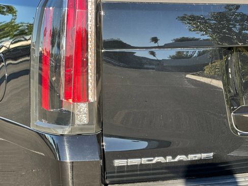 Used 2019 Cadillac Escalade 2WD 4dr image 12