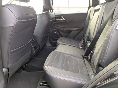 Used 2025 Mitsubishi Outlander SE image 23