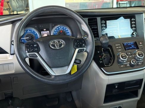 Used 2018 Toyota Sienna L image 27
