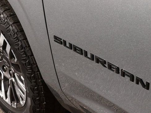 Used 2025 Chevrolet Suburban Z71 image 9