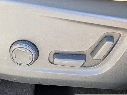 Used 2019 Volvo XC40 T5 Momentum image 18