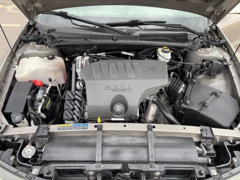 Used 2004 Pontiac Bonneville SLE image 9