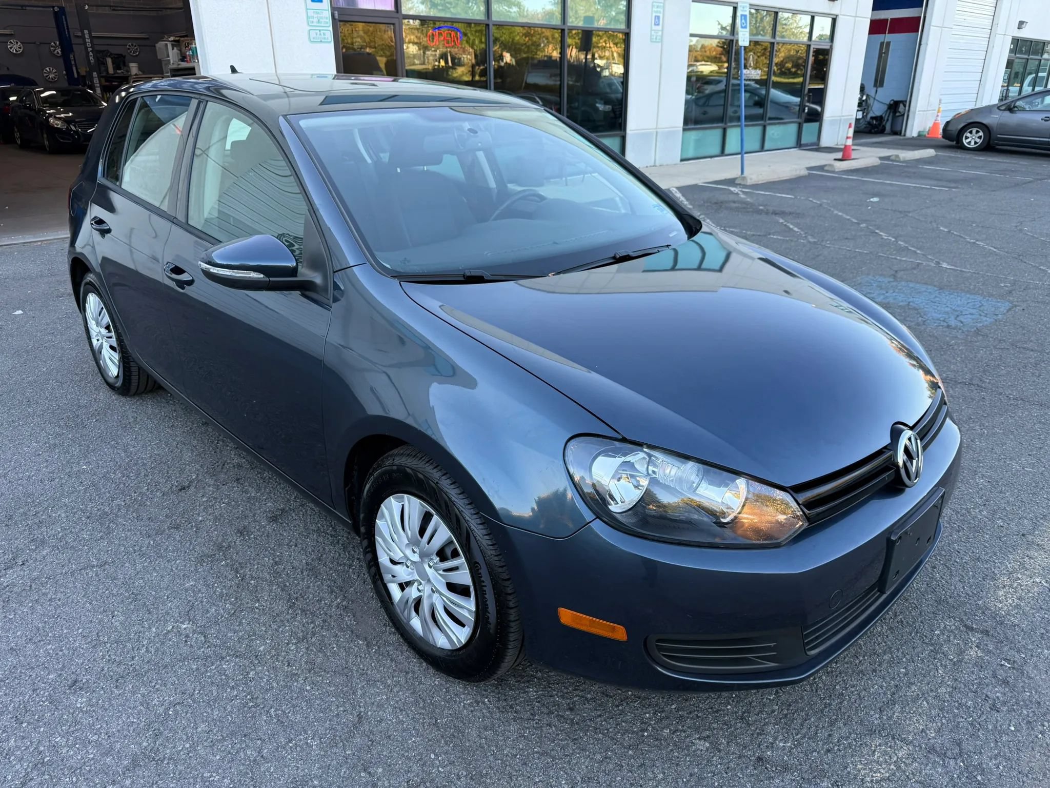 Used 2013 Volkswagen Golf 4-Door FWD image 8