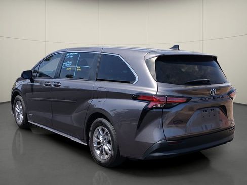 Used 2021 Toyota Sienna LE image 5