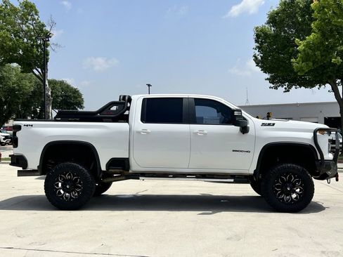 Used 2024 Chevrolet Silverado 2500 LT AWD/4WD image 3