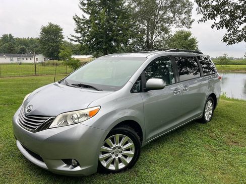 Used 2014 Toyota Sienna XLE w/ Entertainment Package AWD/4WD image 1