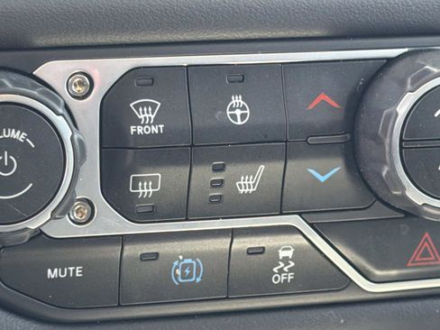 Used 2025 Jeep Wrangler Unlimited Sahara w/ Safety Group image 16