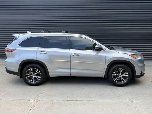 Used 2016 Toyota Highlander XLE AWD/4WD image 10