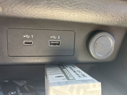 Used 2023 Nissan Rogue SL image 34