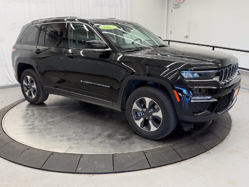 Used 2023 Jeep Grand Cherokee 4WD 4xe image 3