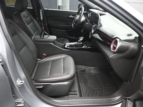 Used 2025 Chevrolet Trax RS w/ Sunroof Package FWD image 3