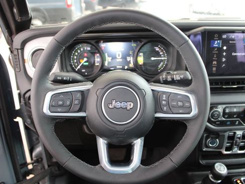 Used 2025 Jeep Wrangler Sahara image 22