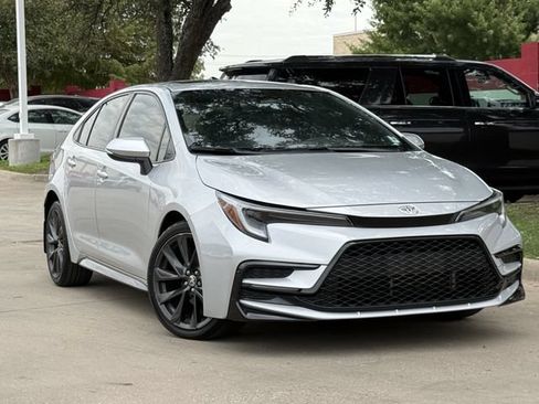 Used 2024 Toyota Corolla SE w/ SE Premium Package FWD image 2