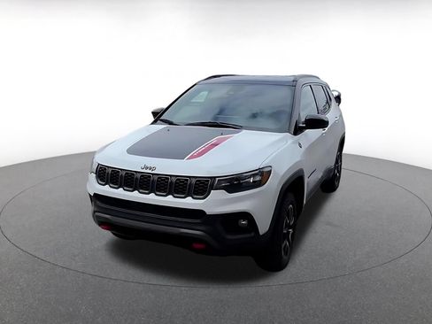Used 2025 Jeep Compass Trailhawk AWD/4WD image 7