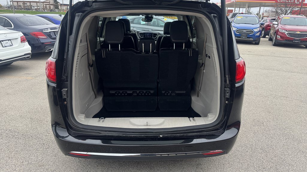 Used 2019 Chrysler Pacifica Limited w/ Tire & Wheel Group FWD image 11