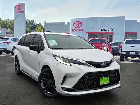 Used 2021 Toyota Sienna XSE w/ XSE Plus Package image 1