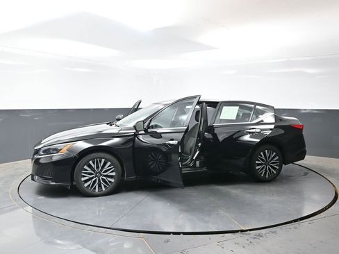 Used 2025 Nissan Altima 2.5 SV FWD image 54