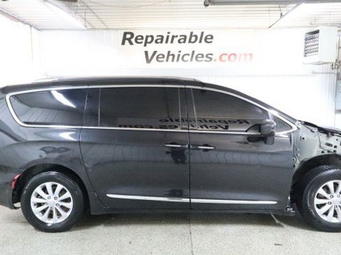 Used 2019 Chrysler Pacifica Touring-L image 4
