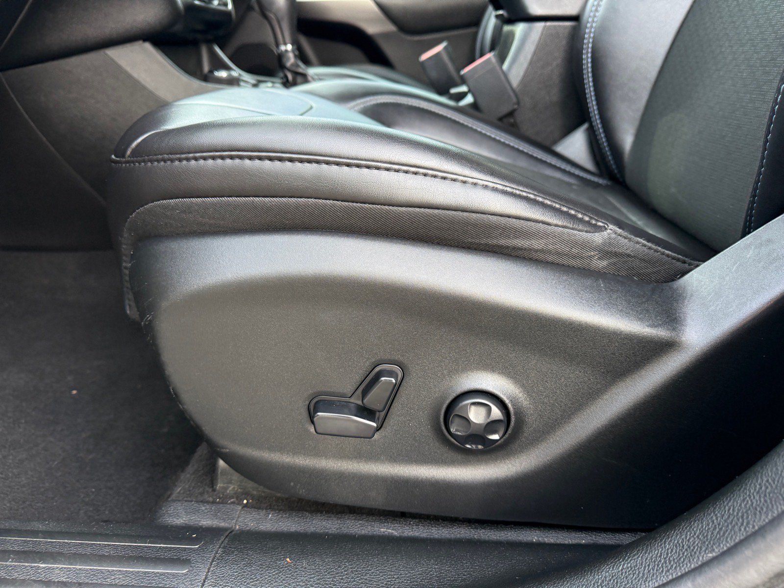 Used 2019 Jeep Cherokee Latitude Plus w/ Comfort/Convenience Group AWD/4WD image 20