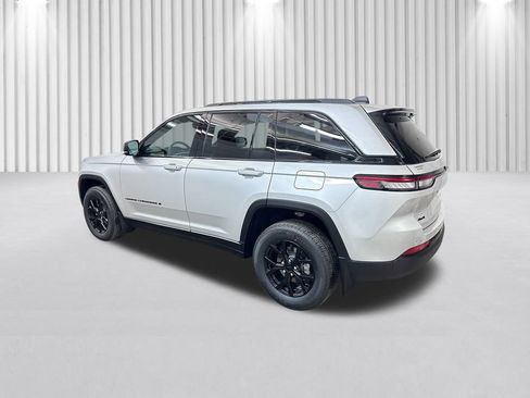 New 2025 Jeep Grand Cherokee Laredo image 7