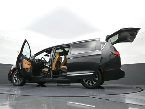 Used 2023 Chrysler Pacifica Pinnacle image 42