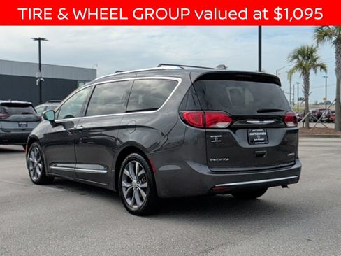 Used 2020 Chrysler Pacifica Limited w/ Tire & Wheel Group FWD image 3