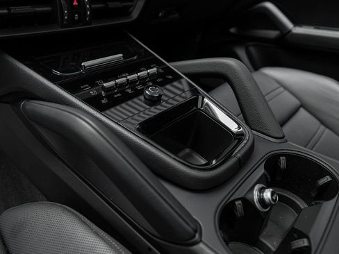 Certified 2025 Porsche Cayenne S AWD/4WD image 24