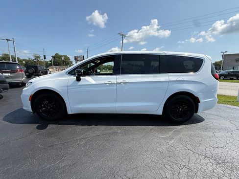 Used 2026 Chrysler Pacifica Select FWD image 4
