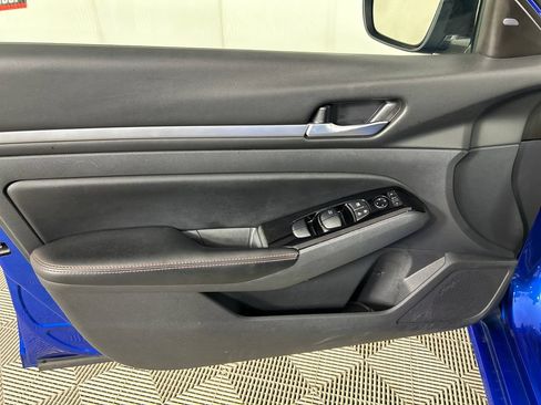 Used 2025 Nissan Altima 2.5 SR FWD image 11