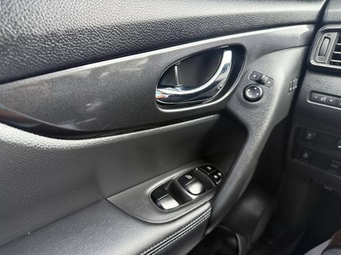 Used 2018 Nissan Rogue SV w/ Premium Package FWD image 19