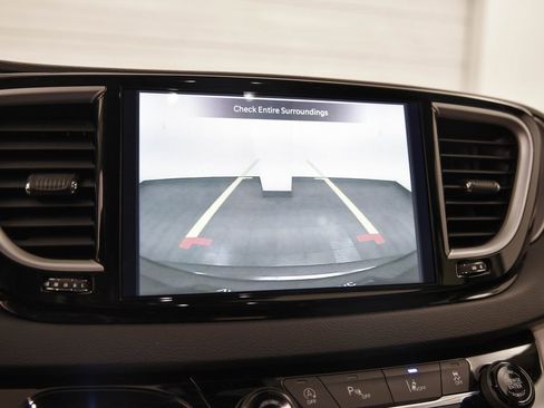 Used 2023 Chrysler Pacifica Touring-L image 21