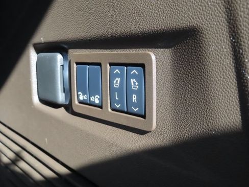 Used 2025 GMC Yukon Elevation AWD/4WD image 31