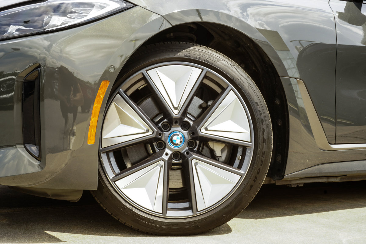Used 2023 BMW i4 eDrive35 RWD image 3