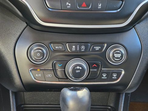 Used 2021 Jeep Cherokee Latitude Plus image 16