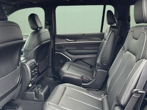 Used 2025 Jeep Grand Cherokee L Limited w/ Luxury Tech Group II AWD/4WD image 23