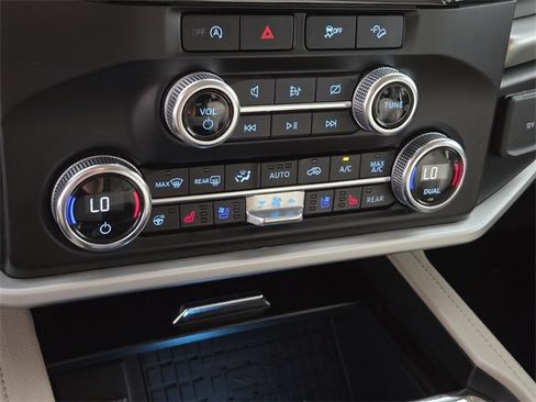 Used 2024 Ford Expedition Max XLT image 26
